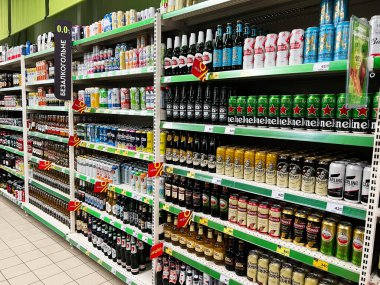 Kyiv, Ukrayna - 4 Şubat 2025: Bir dizi içecek seçeneğini gösteren bir süpermarket bira içecek koridorunun görüntülenmesi