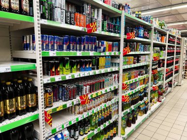 Kyiv, Ukrayna - Şubat 04, 2025: Çeşitli içecek ve içeceklerle dolu bir mağaza koridorunun geniş açılı görünümü