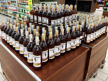 Kyiv, Ukrayna - 4 Şubat 2025: Bir mağazanın içecek bölümünde Yüzbaşı Morgan 'ın etiketli rom şişelerinin organize bir gösterisi