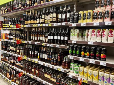 Kyiv, Ukrayna - Şubat 04, 2025: Düzenli olarak bir mağazada raflara dizilmiş çeşitli alkollü içecekler