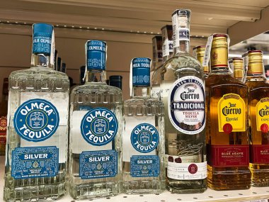 Kyiv, Ukrayna - 4 Şubat 2025: Olmeca ve Jose Cuervo tekila şişeleri bir mağaza rafında satılığa çıkarıldı.