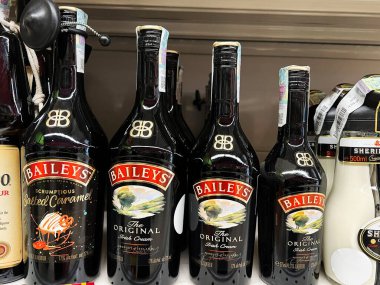 Kyiv, Ukrayna - 4 Şubat 2025: Bir rafa düzgünce yerleştirilmiş farklı İrlanda krem likörü çeşnileri.