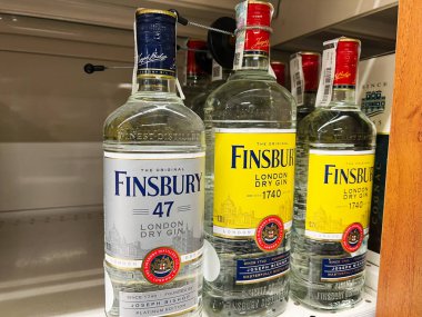 Kyiv, Ukrayna - 4 Şubat 2025: Finsbury London Dry Gin şişelerinin koleksiyonu