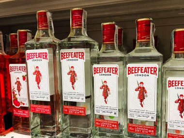 Kyiv, Ukrayna - 4 Şubat 2025: Beefeater cin şişelerinin perakende rafında düzgünce sergilenmesi