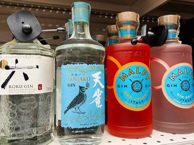 Kyiv, Ukrayna - Şubat 04, 2025: Bir içki dükkanının rafına dizilmiş çeşitli cin markaları.