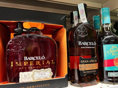 Kyiv, Ukrayna - 4 Şubat 2025: Dominik romu şişeleri çekici bir düzenleme ile sergilendi.