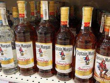 Kyiv, Ukrayna - 4 Şubat 2025: Bir mağaza rafında sergilenen çeşitli Yüzbaşı Morgan baharatlı rom şişeleri