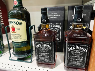 Kyiv, Ukrayna - 4 Şubat 2025: Jack Daniel 's ve Jameson markalarından büyük viski şişelerinin sunumu.