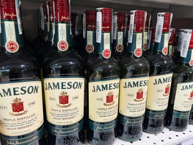 Kyiv, Ukrayna - 4 Şubat 2025: Bir mağaza ortamında raflara konmuş Jameson viskisi şişeleri