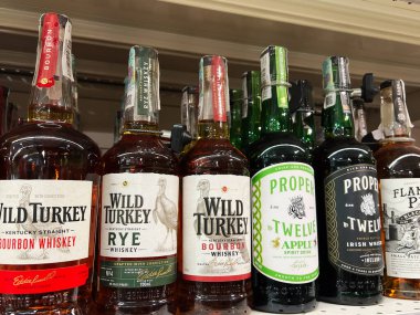 Kyiv, Ukrayna - Şubat 04, 2025: Raflarda viski, çavdar ve İrlandalı türleri de dahil olmak üzere çeşitli viski şişeleri.