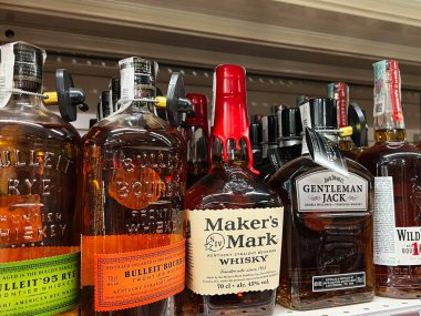 Kyiv, Ukrayna - 4 Şubat 2025: Satın alınmak üzere raflarda viski ve viski çeşitlerinin seçimi