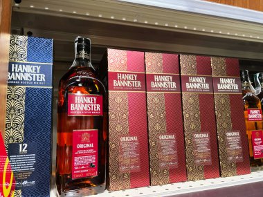Kyiv, Ukrayna - 4 Şubat 2025: Hankey Bannister viski şişeleri ve kutuları bir mağazanın rafında sergilenmektedir