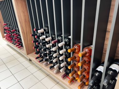 Kyiv, Ukrayna - 4 Şubat 2025: Şık bir mağaza raflama sisteminde düzenlenmiş çeşitli şarap şişeleri