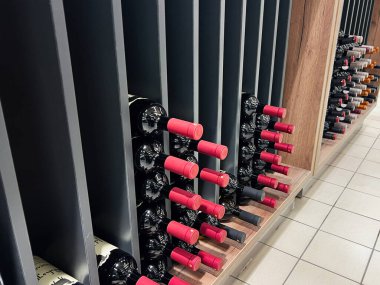 Kyiv, Ukrayna - Şubat 04, 2025: Mağaza ortamında modern raflarda kırmızı şarap şişeleri düzenlendi.