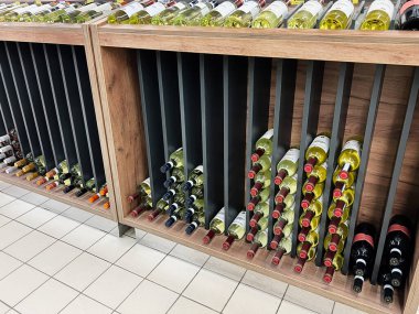 Kyiv, Ukrayna - Şubat 04, 2025: Geniş bir rafta sergilenen şarap şişeleri, farklı tipleri ve düzenlemeleri gösteriyor.