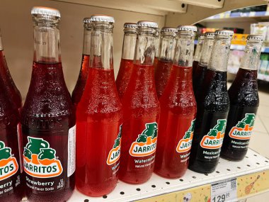 Kyiv, Ukrayna - Şubat 04, 2025: Canlı Jarritos şişe sodaların çeşitliliği satın alınmak üzere bir mağaza rafında düzgünce düzenlenmiştir