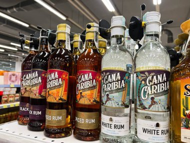 Kyiv, Ukrayna - Şubat 04, 2025: Baharatlı ve beyaz rom da dahil olmak üzere çeşitli Cana Caribia rom şişeleri.