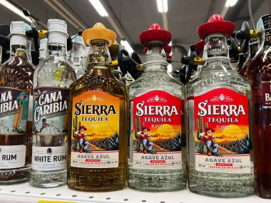 Kyiv, Ukrayna - Şubat 04, 2025: Süpermarket rafında çeşitli tekila ve rom şişeleri