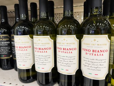 Kyiv, Ukrayna - 4 Şubat 2025: Vino Bianco D 'Italia şişeleri bir mağaza rafında güzelce sunuldu