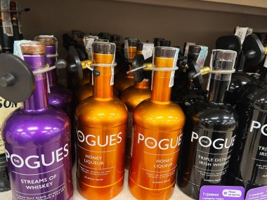 Kyiv, Ukrayna - Şubat 04, 2025: Rafta canlı renklerde çeşitli Pogues viski ve likörü şişeleri.