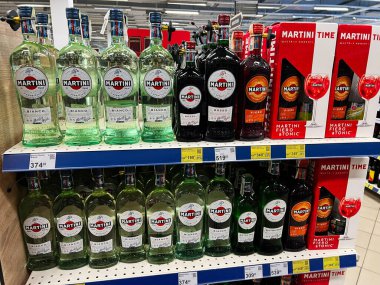 Kyiv, Ukrayna - Şubat 04, 2025: Bianco, Rosso ve Fiero 'nun yer aldığı içki dükkanı raflarında çeşitli martini şişeleri