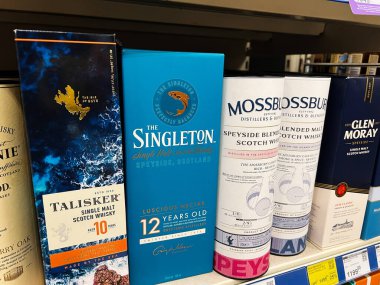 Kyiv, Ukrayna - Şubat 04, 2025: Eşsiz ambalaj tasarımları sergileyen çeşitli viski şişeleri