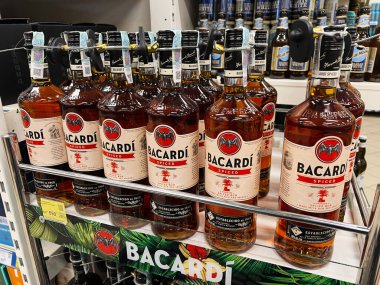 Kyiv, Ukrayna - 4 Şubat 2025: Bacardi Baharatlı Rom şişelerinin perakende mağazasında düzenli bir şekilde sergilenmesi.