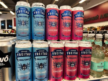 Kyiv, Ukrayna - Şubat 04, 2025: Perakende ortamda market raflarına istiflenmiş renkli Johan Freitag içecek kutuları