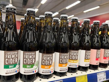 Kyiv, Ukrayna - 4 Şubat 2025: Bir mağaza vitrininde düzgünce düzenlenmiş bir dizi etiketli Fransız elma şarabı şişesi