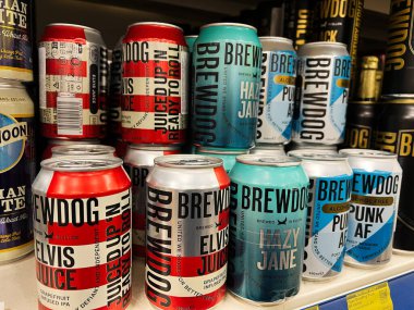Kyiv, Ukrayna - Şubat 04, 2025: Çeşitli BrewDog el yapımı bira kutuları süpermarket rafında düzgünce sergilendi