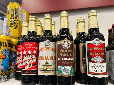 Kyiv, Ukrayna - Şubat 04, 2025: Perakende satış ortamında benzersiz etiketler içeren çeşitli el yapımı bira şişeleri ve kutular