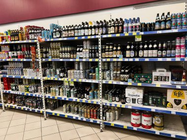 Kyiv, Ukrayna - 4 Şubat 2025: Birden fazla bira markası ve ambalajı sergilenen bir mağazada düzenli bir raf.