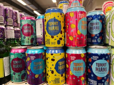 Kyiv, Ukrayna - Şubat 04, 2025: Bir mağaza rafına güzelce yerleştirilmiş çeşitli lezzetli Miami soda konserveleri