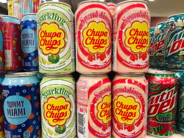 Kyiv, Ukrayna - Şubat 04, 2025: Bir mağaza rafında sergilenen canlı kutular içinde çeşitli köpüklü Chupa Chups gazozu.