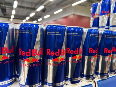 Kyiv, Ukrayna - 4 Şubat 2025: Red Bull enerji içeceği kutuları perakende raflarında düzgünce sergilendi