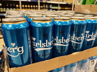 Kyiv, Ukrayna - Şubat 04, 2025: Carlsberg 'in bir mağazadaki rafta sergilenen mavi bira kutularının yakın görüntüsü.