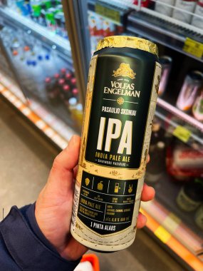 Kyiv, Ukrayna - 4 Şubat 2025: Bir mağaza koridorunda içecek dolu bir Volfas Engelman bira kutusu tutmak.