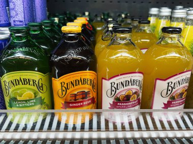 Kyiv, Ukrayna - Şubat 04, 2025: İyi aydınlatılmış bir mağazada çeşitli Bundaberg içecekleri satışa sunuldu.