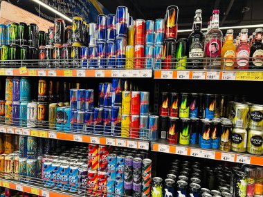Kyiv, Ukrayna - Şubat 04, 2025: Renkli ambalajlarda çeşitli enerji içecekleri ve içecekleri gösteren raflar