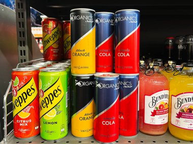 Kyiv, Ukrayna - Şubat 04, 2025: Ürkütücü raflarda düzenli olarak düzenlenmiş canlı ambalajlarda farklı içki markaları