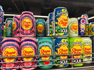 Kyiv, Ukrayna - Şubat 04, 2025: Perakende ortamda raflara dizilmiş parlak renkli Chupa Chups içecek kutuları. 