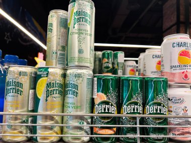 Kyiv, Ukrayna - Şubat 04, 2025: Bir mağaza rafında çeşitli köpüklü Maison Perrier su bidonları ve tatları.