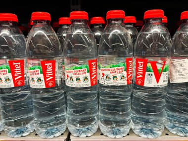 Kyiv, Ukrayna - Şubat 04, 2025: Süpermarket rafında kırmızı başlıklı plastik şişe