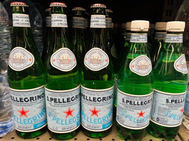 Kyiv, Ukrayna - 4 Şubat 2025: Süpermarket raf düzenlemesinde San Pellegrino 'nun köpüklü su şişelerinin gösterimi