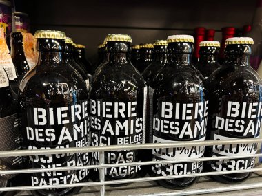 Kyiv, Ukrayna - 4 Şubat 2025: Biere Des Amis bira şişelerinin bir mağaza rafında düzgünce dizilmiş hali.