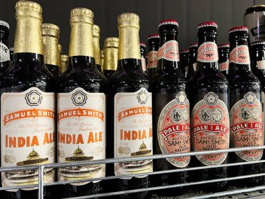 Kyiv, Ukrayna - 4 Şubat 2025: Samuel Smith bira şişelerinin yakın çekimi bir dükkanda etiketler ve çeşitlilik sergiliyor.