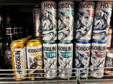 Kyiv, Ukrayna - Şubat 04, 2025: Renkli Hobgoblin bira kutuları bir perakende mağaza rafında düzenlendi