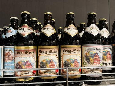 Kyiv, Ukrayna - 4 Şubat 2025: Bir perakende rafında Krug Brau birası ve pilsner bira şişesi seçimi.