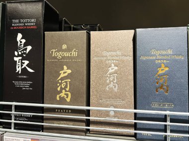 Kyiv, Ukrayna - 4 Şubat 2025: Perakende ambalajda sergilenen kaliteli Japon viski markaları