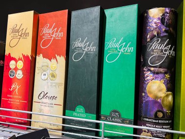 Kyiv, Ukrayna - 4 Şubat 2025: Renkli Paul John viski kutuları koleksiyonu sergilenen Hint malt markaları